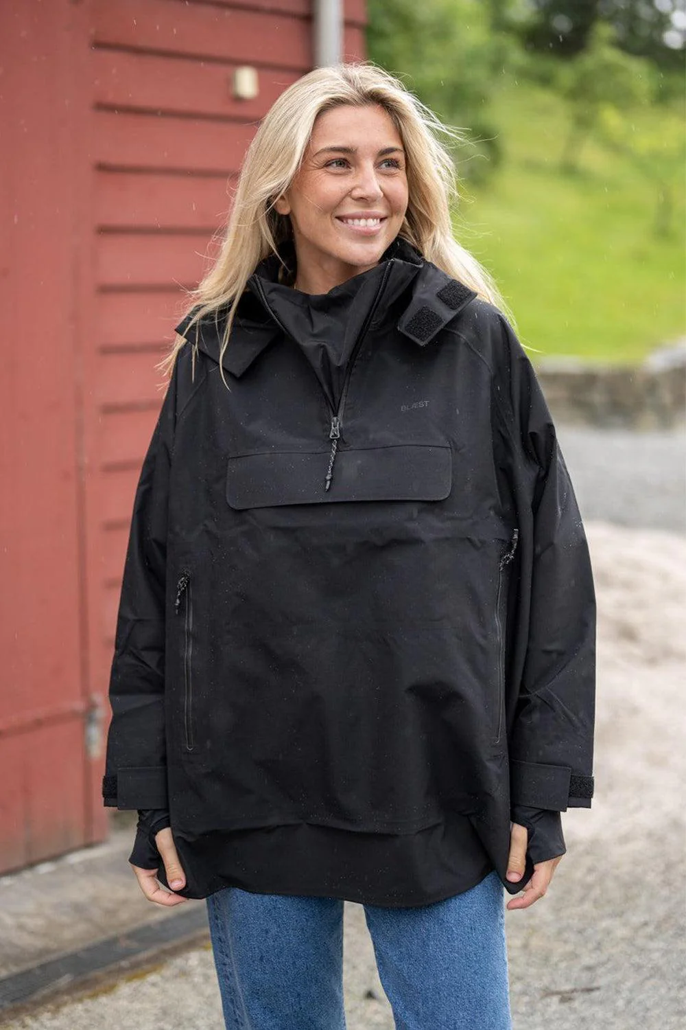 Voss Poncho Black