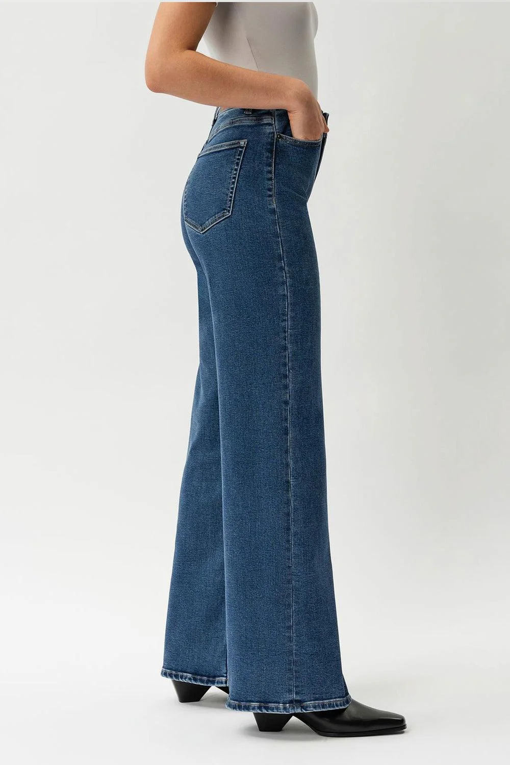 Relaxed ComfortDenim Jeans 32" Mid Blue - Image 2