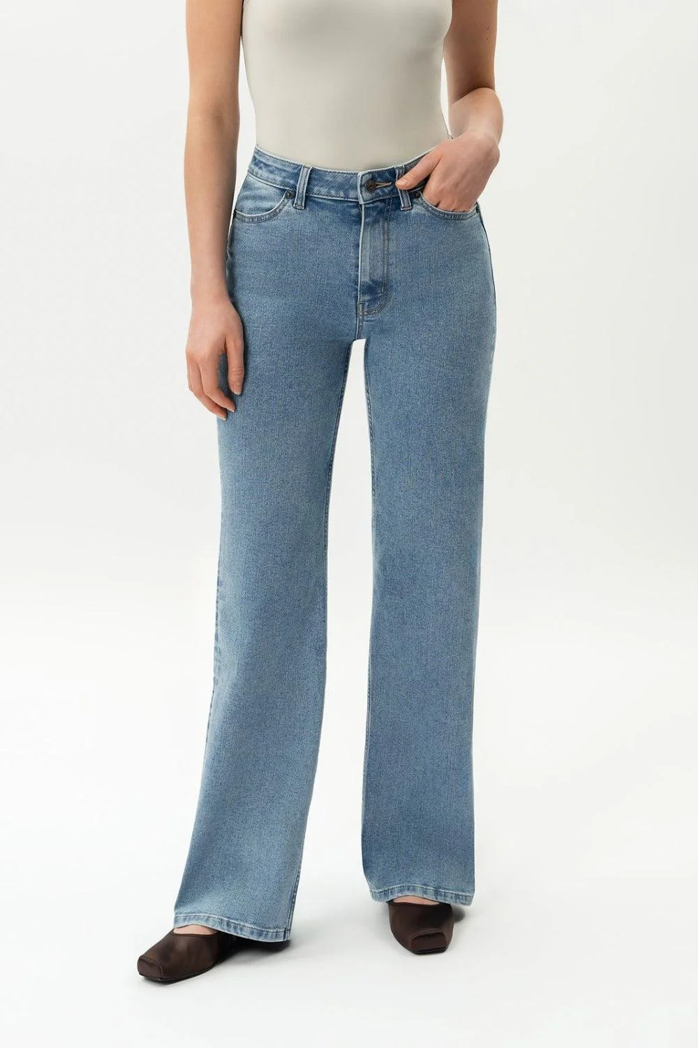 Relaxed ComfortDenim Jeans 32" Light Blue - Image 2