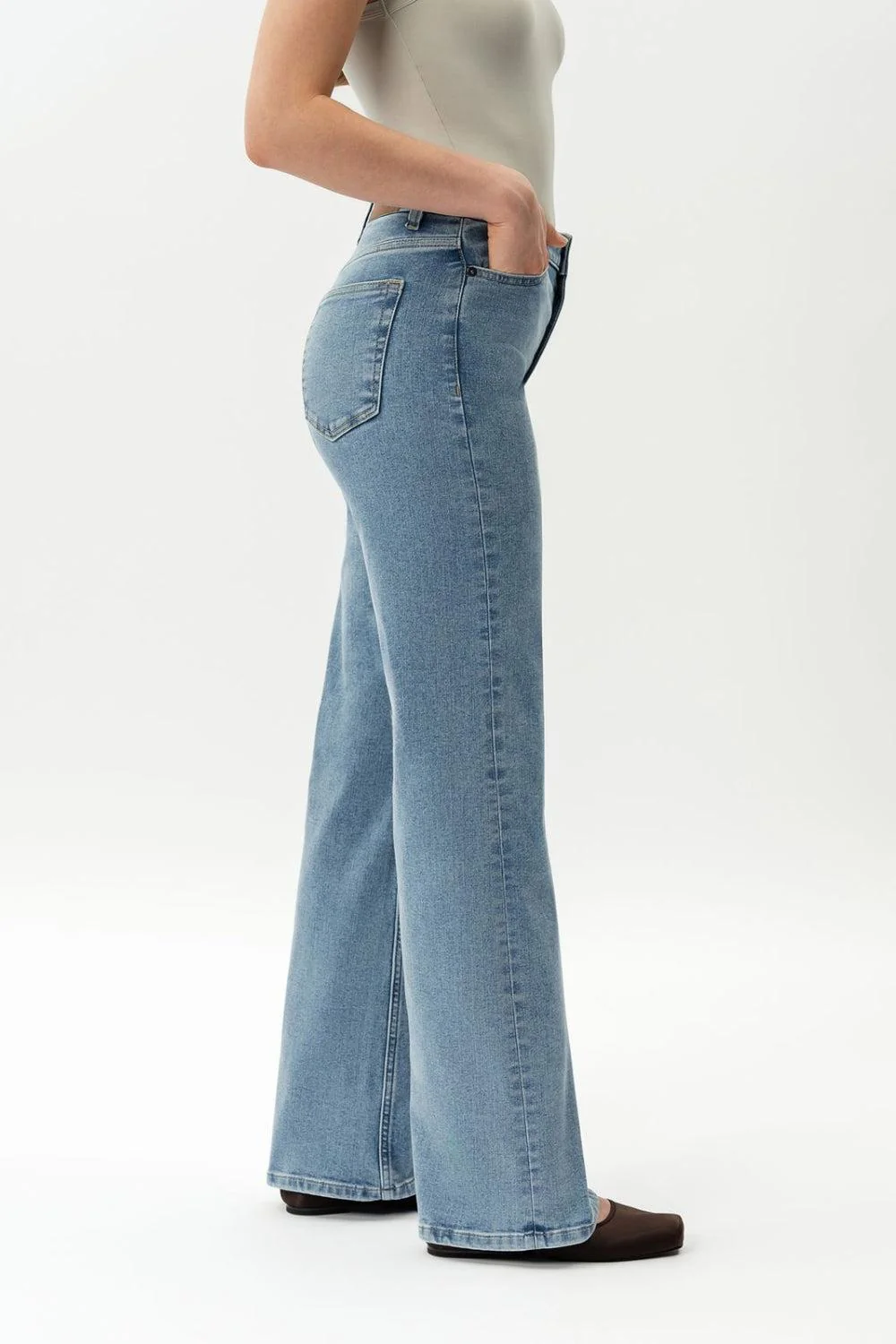 Relaxed ComfortDenim Jeans 32" Light Blue - Image 3
