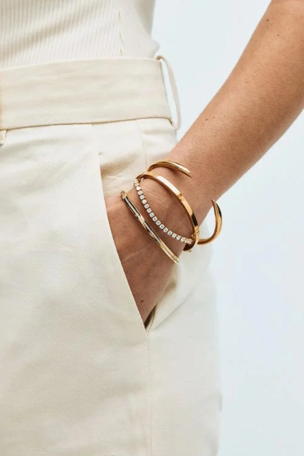 Crest Bangle Gold - Image 2