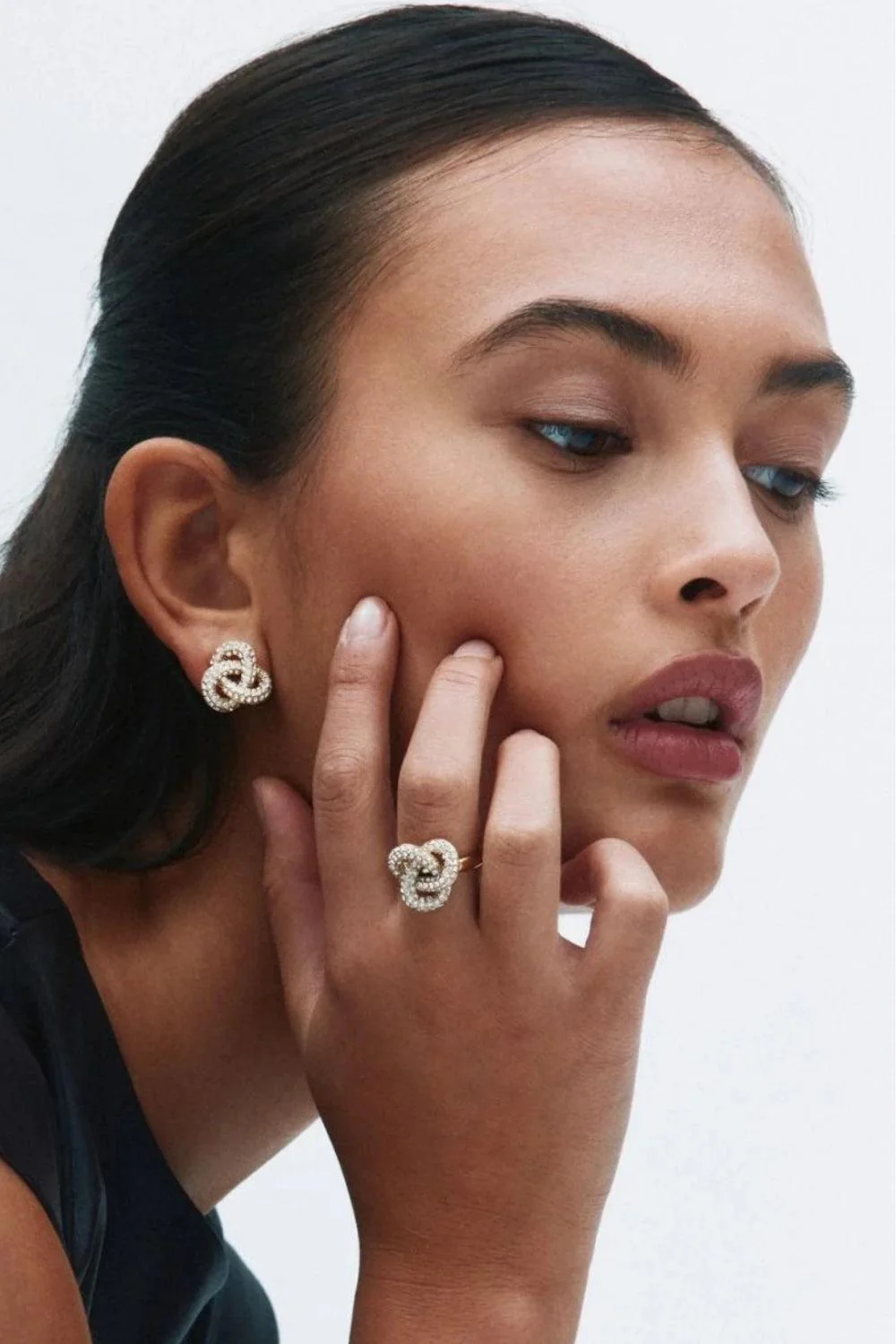 Infinity Knot Sparkle Studs L Gold - Image 2